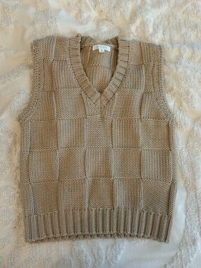 Textured V-Neck Sweater Vest in Taupe